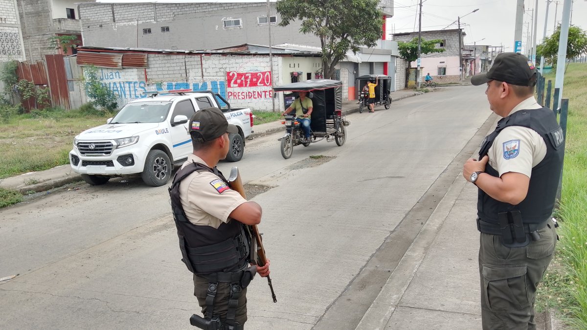 Uniformados de la Policía Nacional patrullan las calles y resguardan el control en Daule.