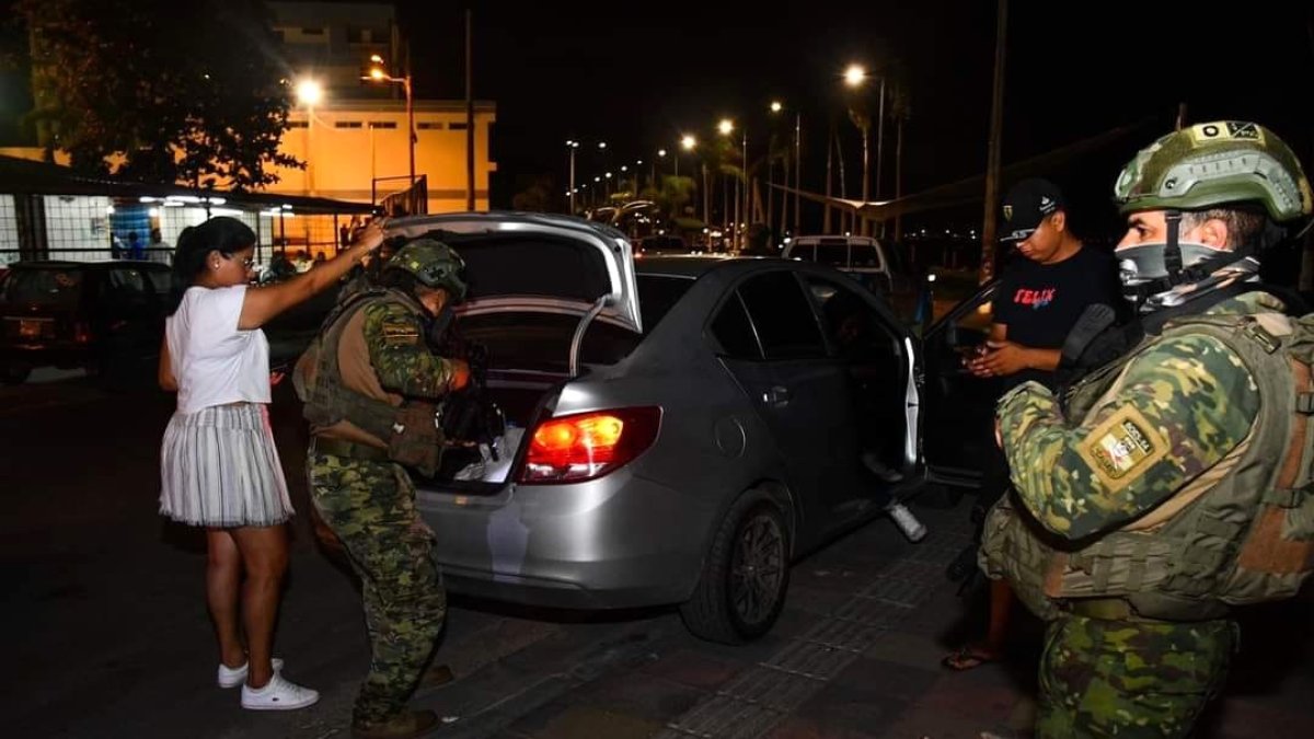 Los uniformados de las Fuerzas Armadas realizan operativos en las calles de Santa Elena.