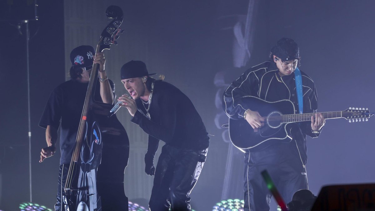 Los temas del mexicano Peso Pluma son controversiales.