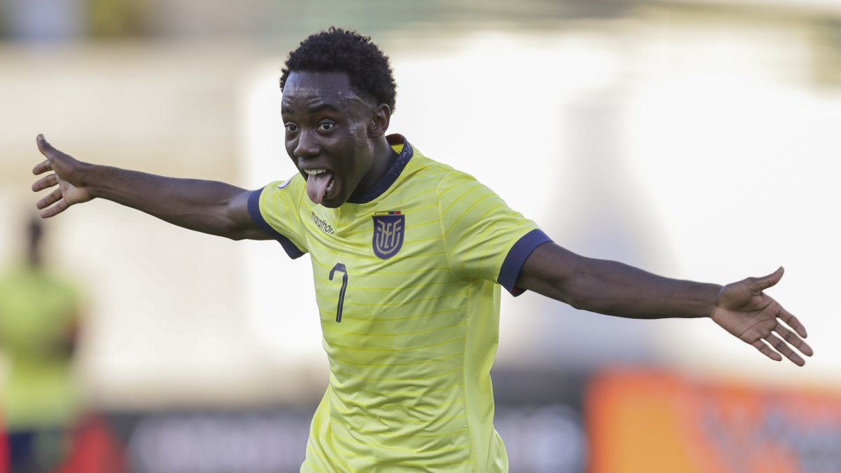 Yaimar Medina de Ecuador celebra su segundo gol contra Colombia, en un partido del Torneo Preolímpico Sudamericano Sub-23.