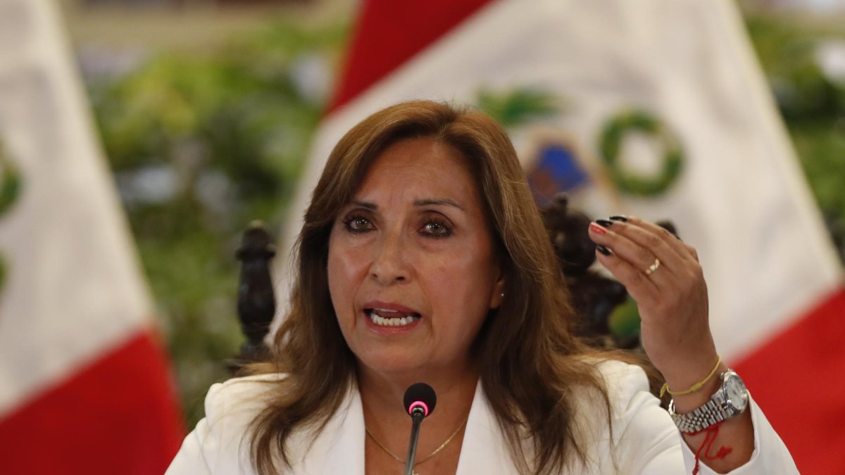 Una mujer logró burlar la seguridad de la presidenta de Perú y le agredió.