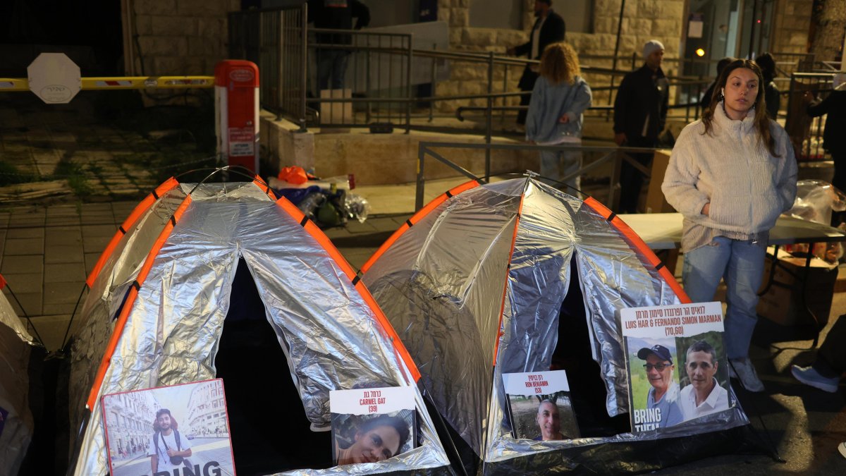 Familiares y partidarios de los rehenes israelíes retenidos por Hamas levantaron tiendas de campaña durante una protesta pidiendo la liberación inmediata de los rehenes israelíes.