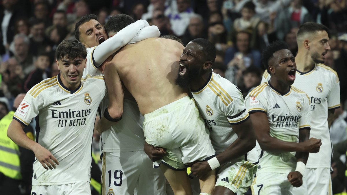 El defensa del Real Madrid Dani Carvajal (c) celebra con sus compañeros su gol ante el Almería.