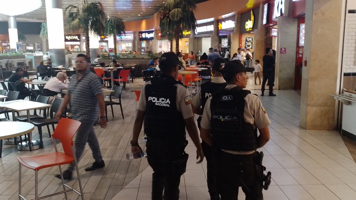 Resguardo.- Un grupo de policías dan protección en un centro comercial de Guayaquil.