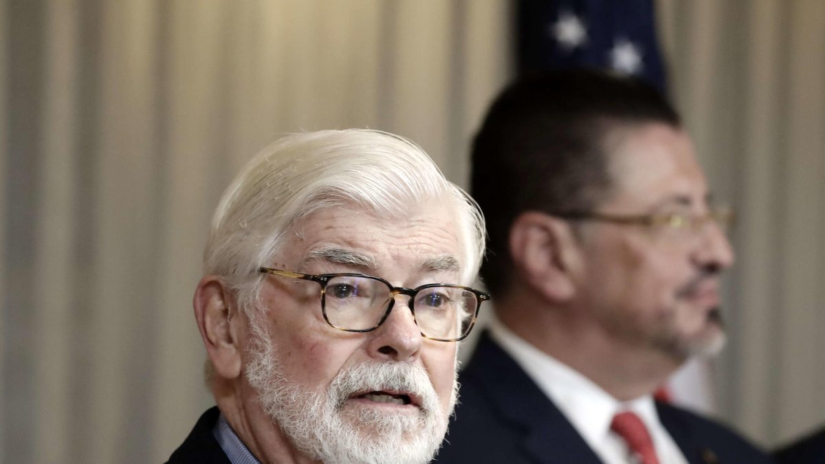 Fotografía de archivo del asesor presidencial especial de EE.UU para las Américas, Christopher Dodd (i).