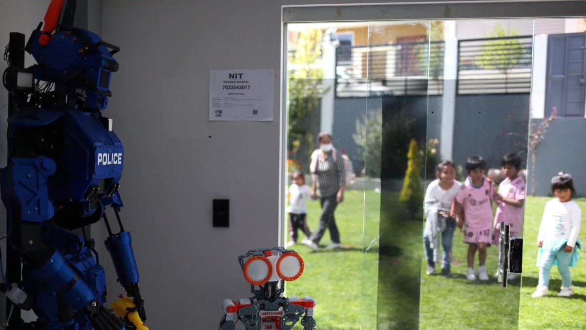 Muestra. Niños llegan a museo Creators para apreciar los inventos electrónicos. El más pedido fue el perro robot.