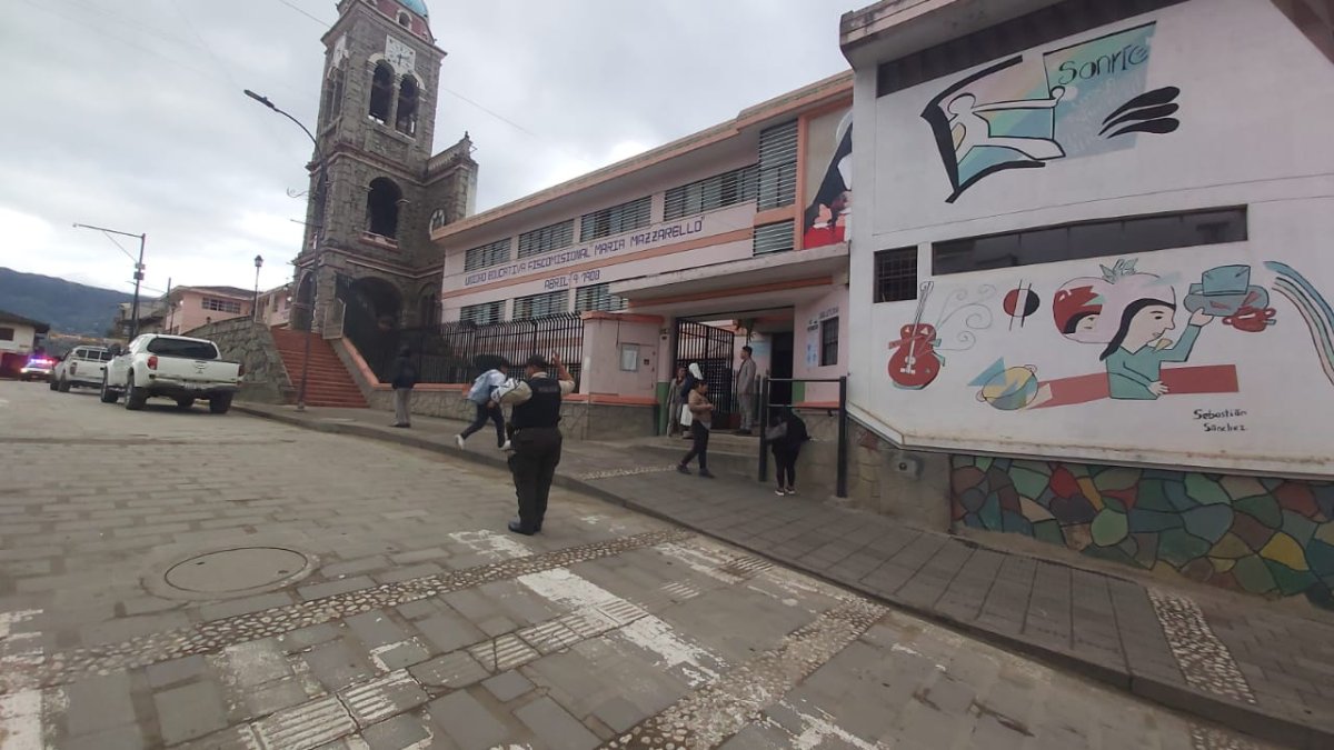 En unidades educativas de Sígsig se vio presencia de la Policía Nacional al momento del ingreso de los estudiantes.
