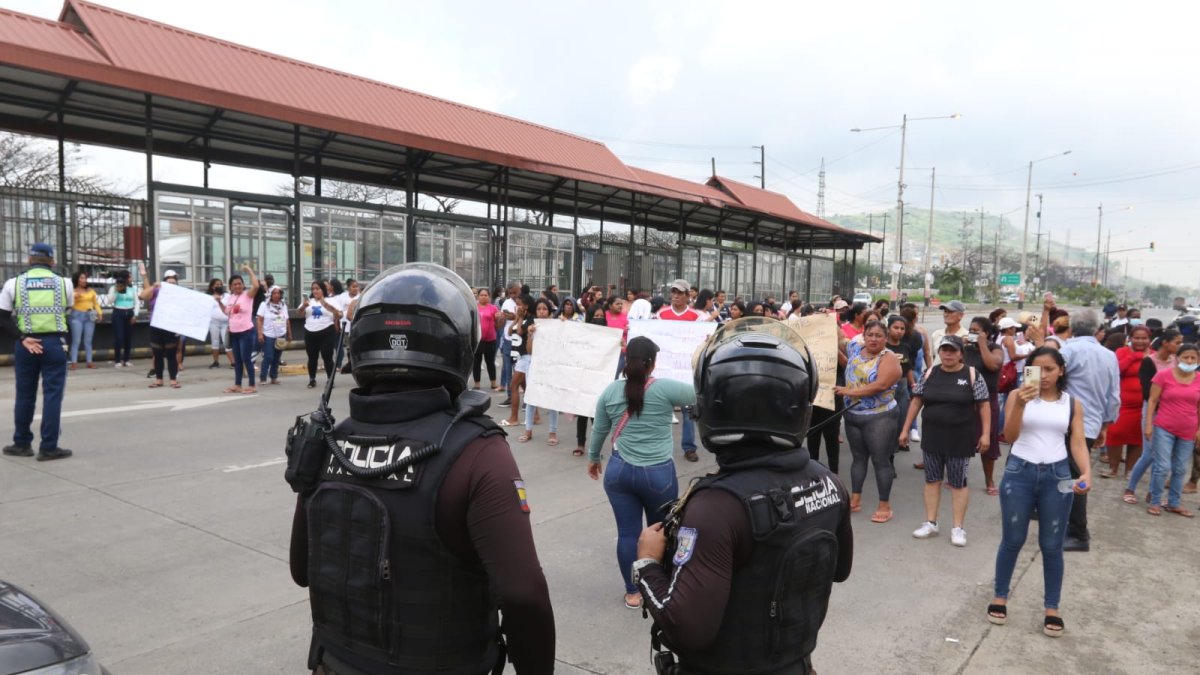 Mientras esto ocurría personal de la Policía Nacional y de la ATM trataban de controlar la situación.