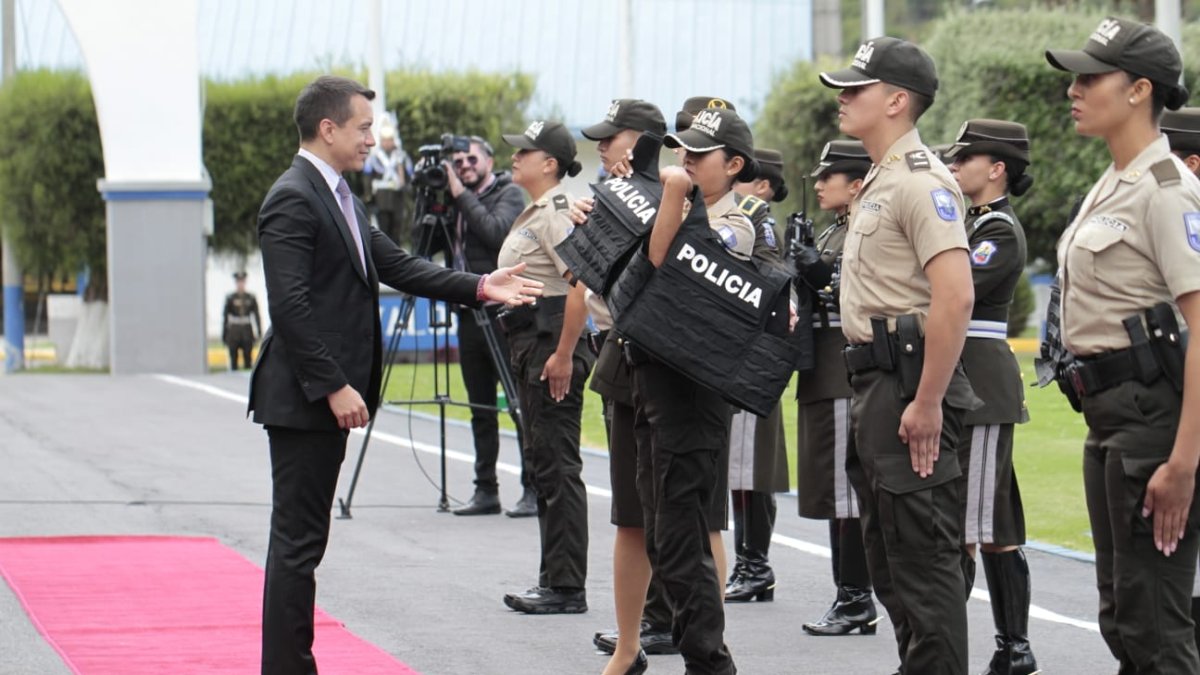 El presidente Daniel Noboa durante la entrega de equipos de seguridad a las fuerzas policiales.