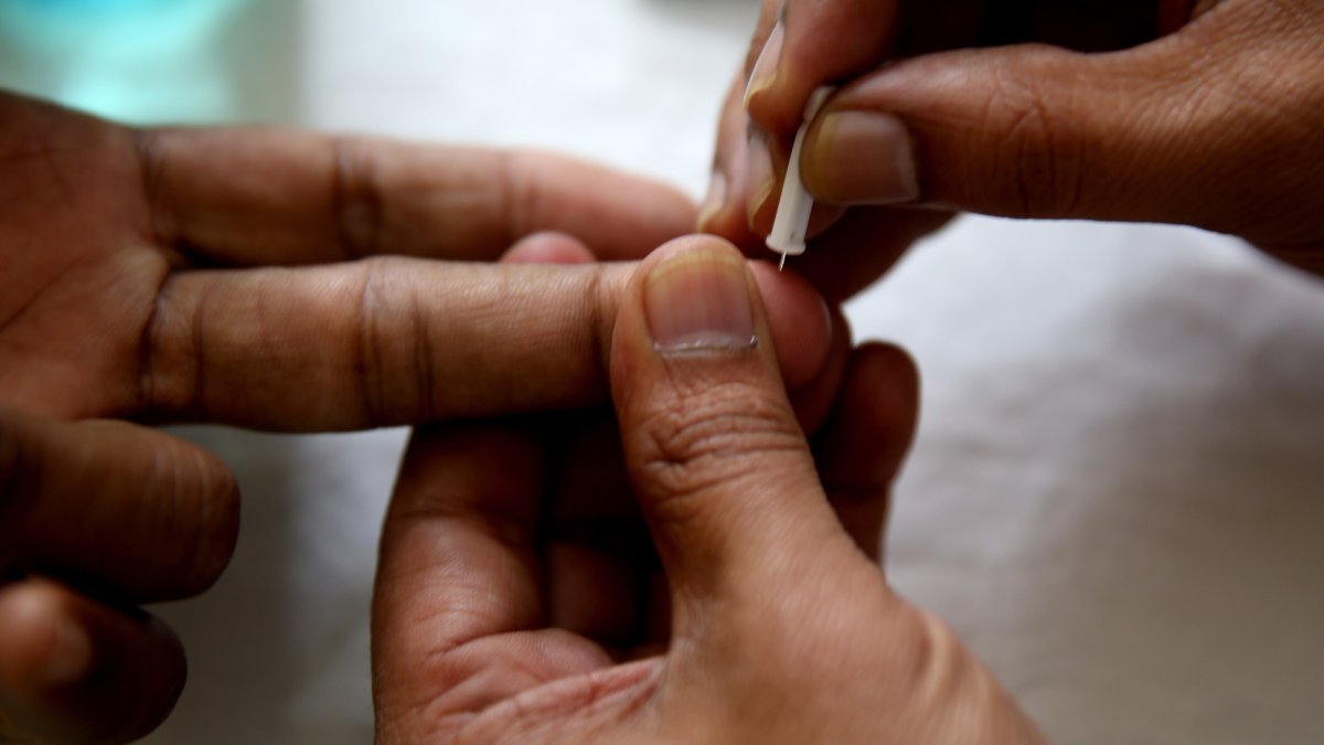 Escena. Una persona con diabetes se somete a una prueba de azúcar