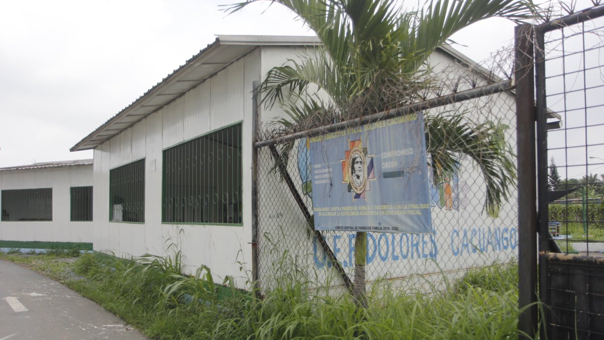 1. Dolores Cacuango. En el campamento del colegio forzaron las puertas y se llevaron varios artículos tecnológicos y materiales didácticos.