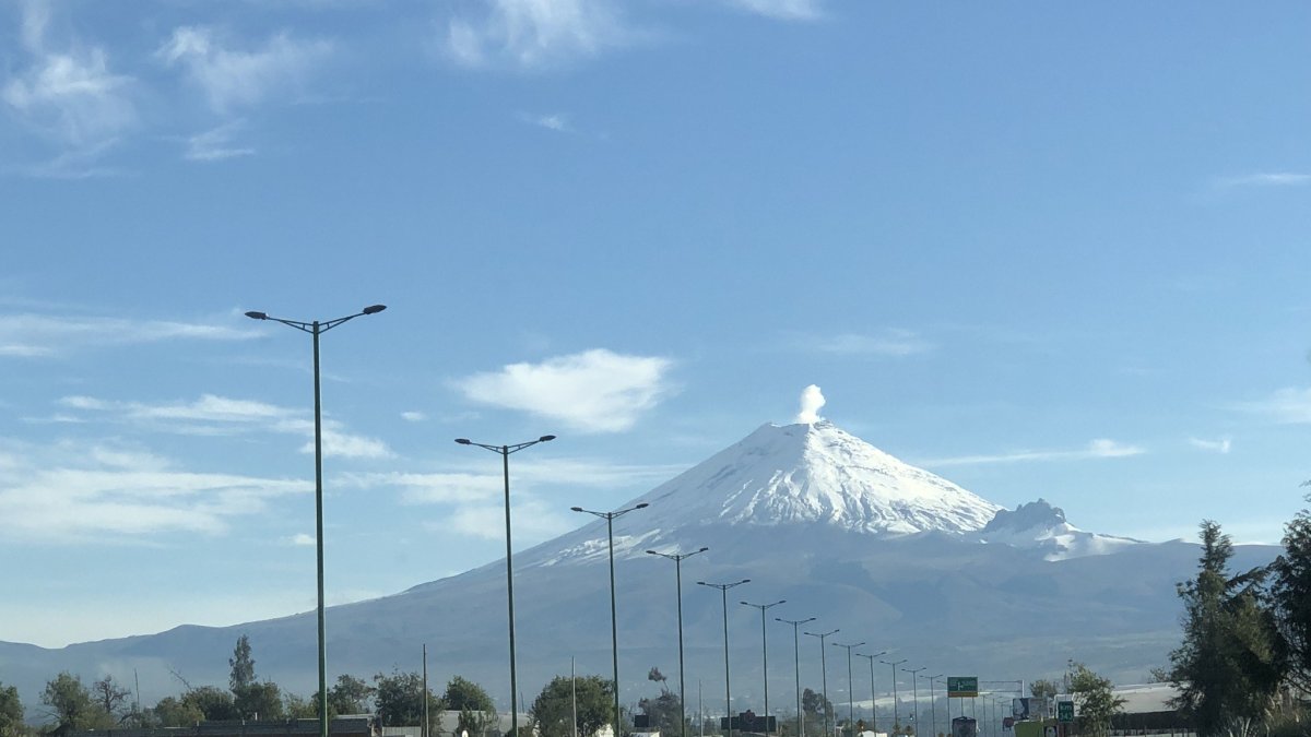 En el volcán Cotopaxi se registró un descenso de agua lodosa.