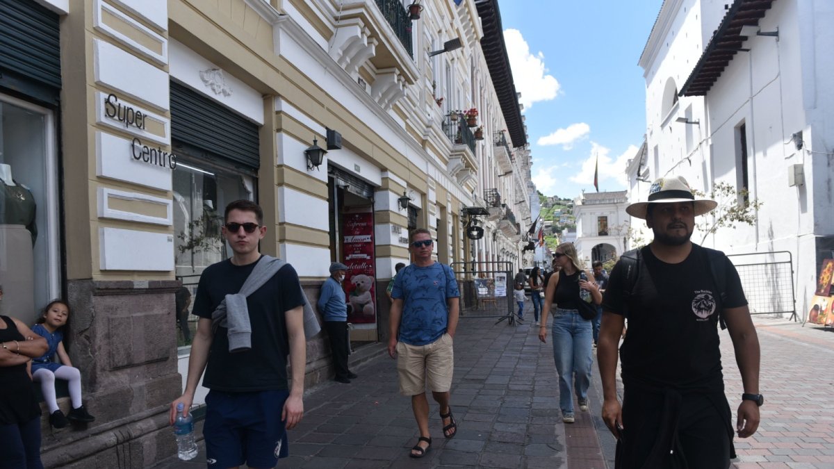 De a poco turistas llegan al Centro Histórico y recorren las plazas, se alojan en los hoteles y se dan cuenta de que la seguridad volvió a Quito.
