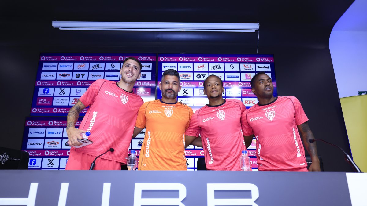 El DT Javier Gandolfi (c) junto a Renzo López (i) y los hermanos Romario y Renato Ibarra (d).