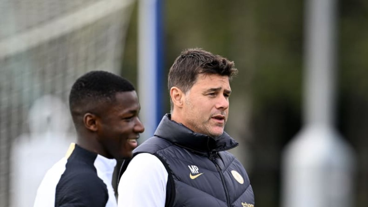 Moisés Caicedo durante una de las tantas charlas técnicas con su entrenador, Mauricio Pochettino.