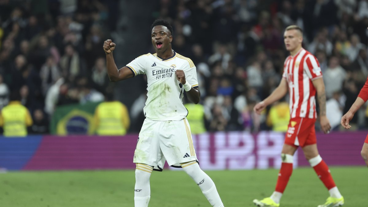 El delantro del Real Madrid, Vinicius Jr, celebra su gol ante el Almería durante el partido de LaLiga correspondiente a la jornada 21.