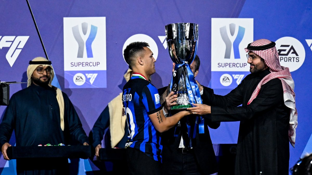 Lautaro Martínez del Inter recibe el trofeo tras ganar la Supercopa Italiana.