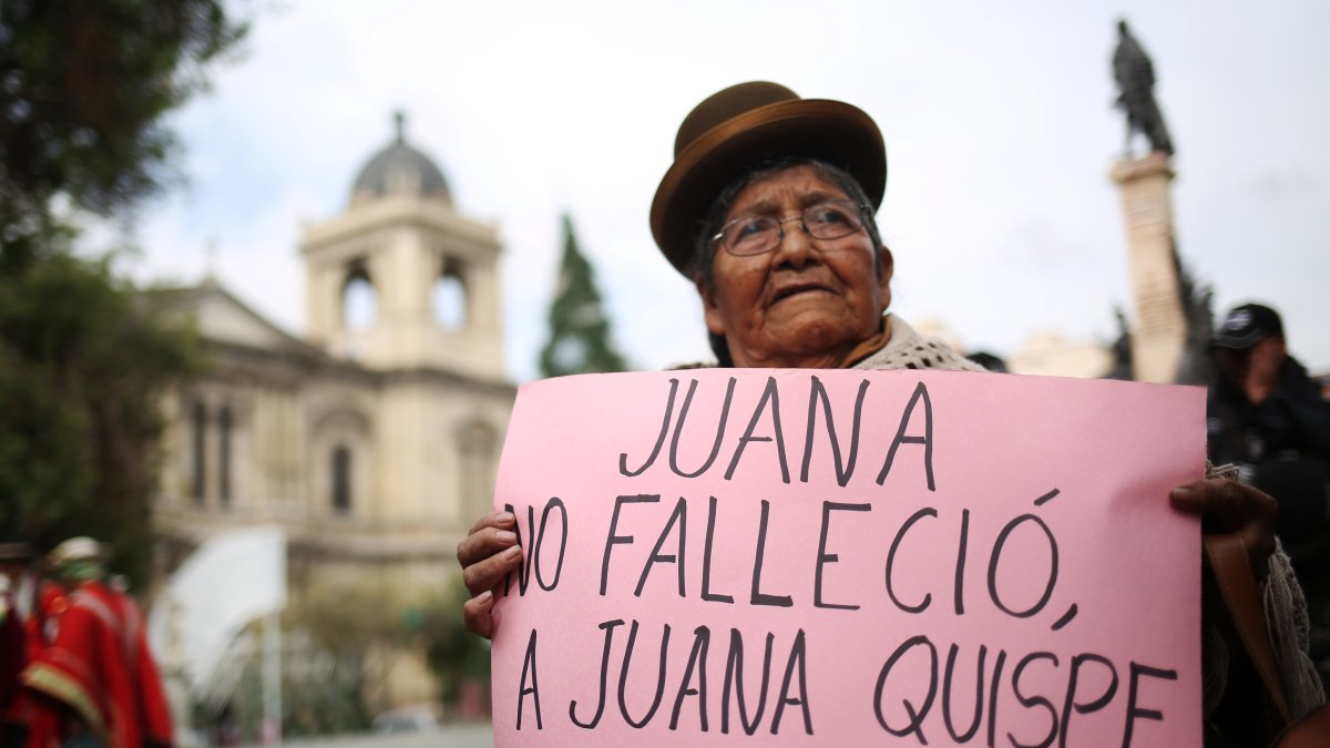 Una persona sostiene un cartel durante una protesta para exigir justicia por el asesinato de la concejala Juana Quispe en 2012, el 3 de enero de 2024, en La Paz (Bolivia).