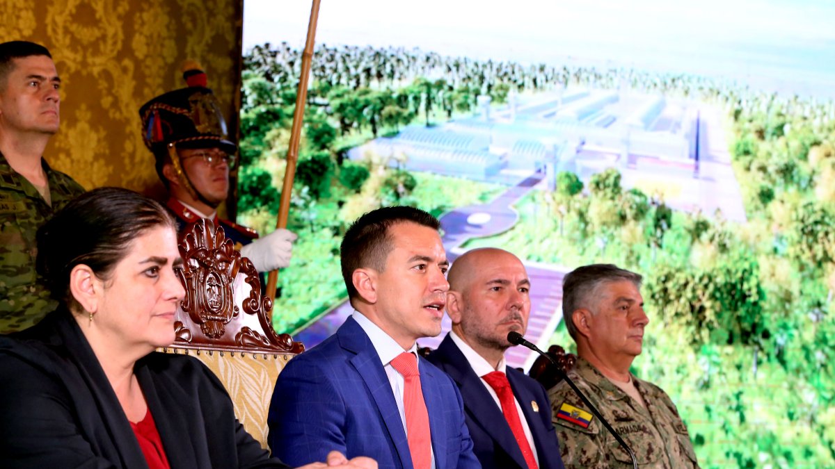 Video. En lugar de poner la primera piedra de las nuevas cárceles, como anunció, el presidente presentó una simulación digital.