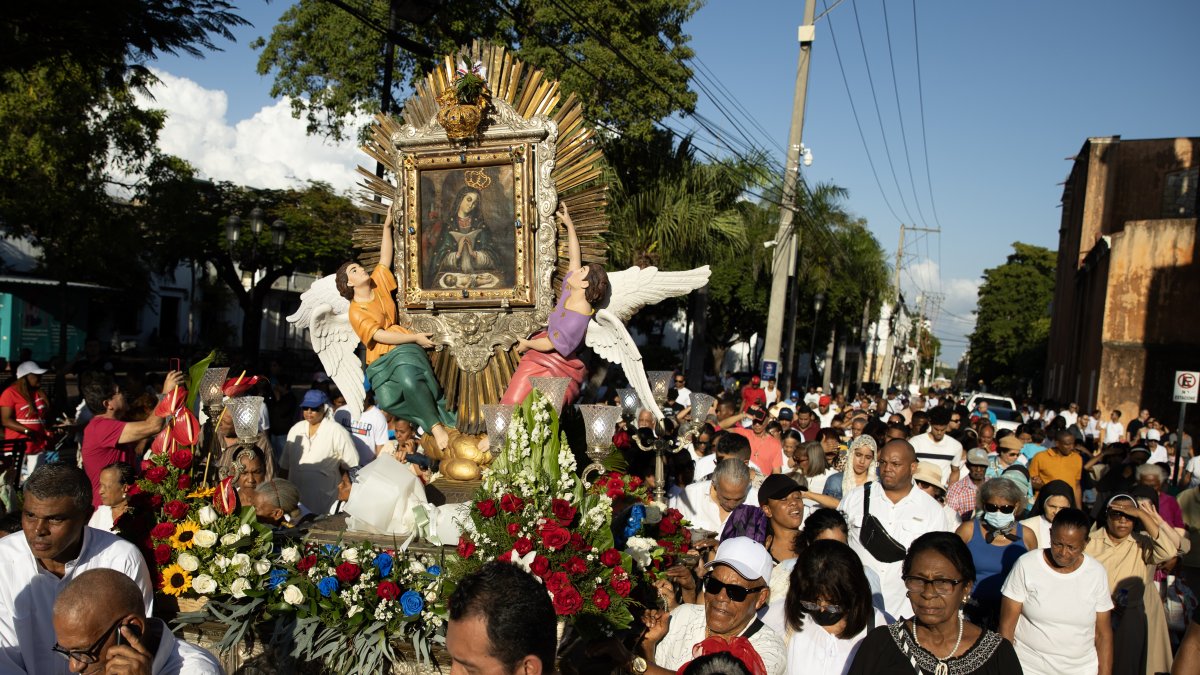 Devotos católicos dominicanos participan de una procesión para venerar a la Virgen de la Altagracia, 