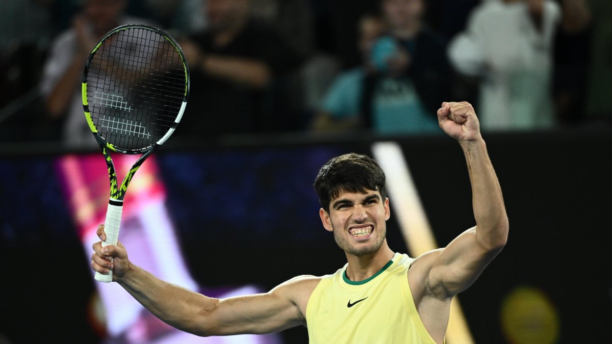 Carlos Alcaraz y su celebración tras imponerse a Miomir Kecmanovic.