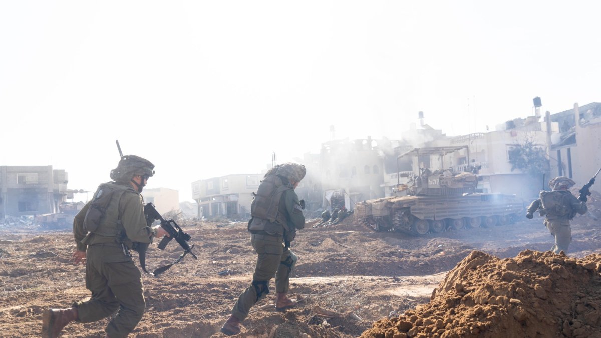 El Ejército israelí anunció este martes que ha logrado rodear Jan Yunis, principal ciudad del sur de la Franja de Gaza y uno de los principales bastiones militares del grupo islamista Hamás.