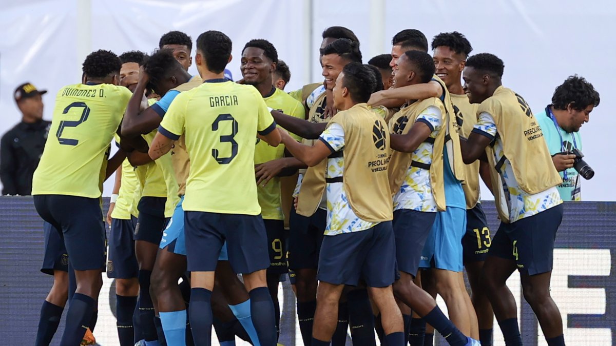 Jugadores de Ecuador celebran siu victoria ante Colombia, en la primera jornada del torneo Preolímpico sub-23.
