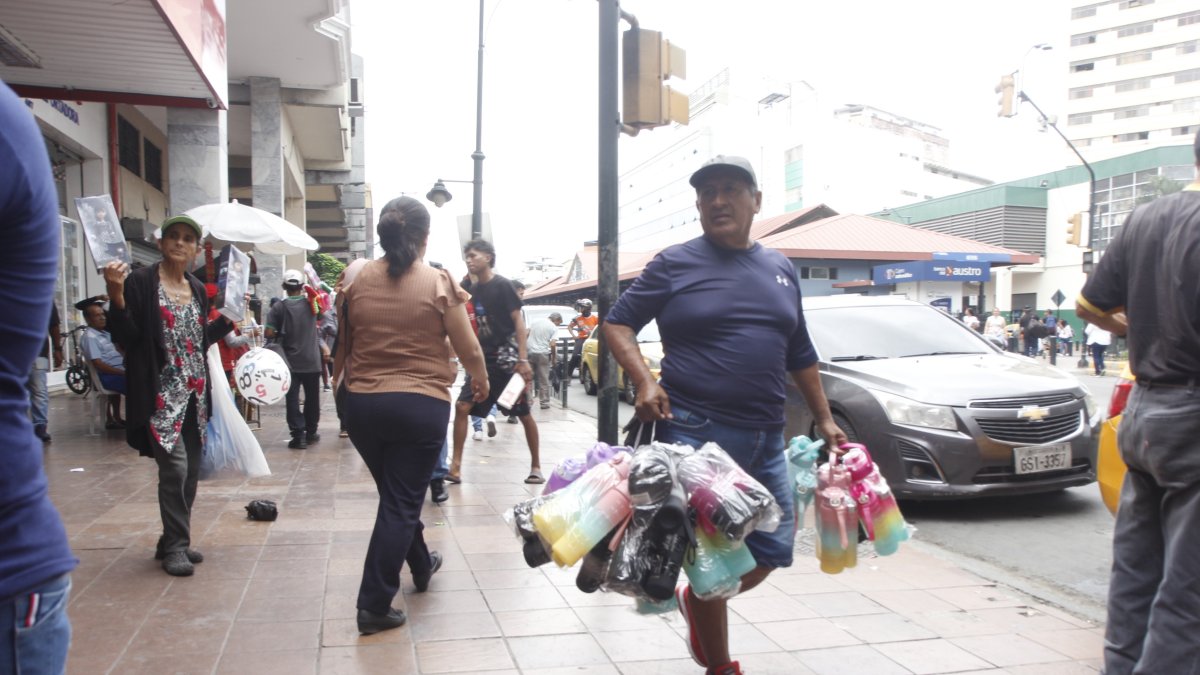 Bahía.- En Guayaquil, en la avenida Olmedo, vendedores informales, vocean sus productos.