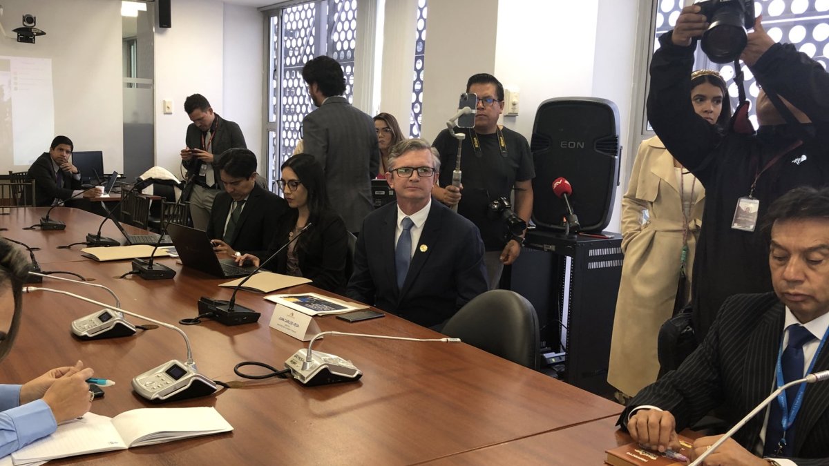 El ministro de Economía y Finanzas, Juan Carlos Vega, en su comparecencia en la Asamblea para defender el incremento del IVA al 15 %.