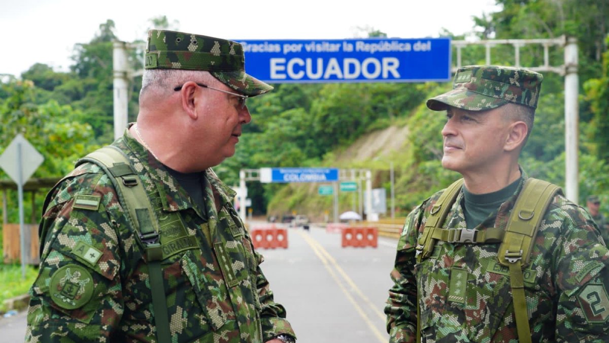El general de las fuerzas militares de Colombia Helder Giraldo (d) durante un recorrido en el puesto fronterizo con Ecuador de Mataje (Colombia)
