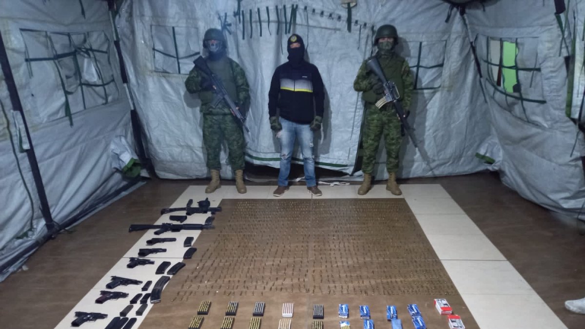 Evidencias. Las armas y municiones fueron encontradas escondidas.