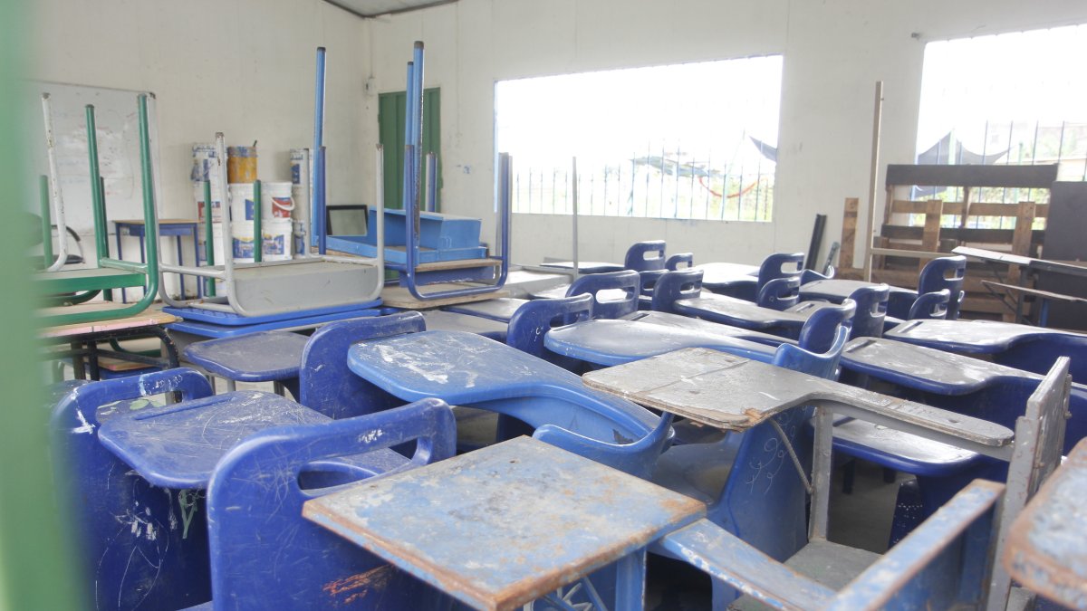 Las bancas de los planteles están llenos de polvo y en mal estado ante la no presencialidad