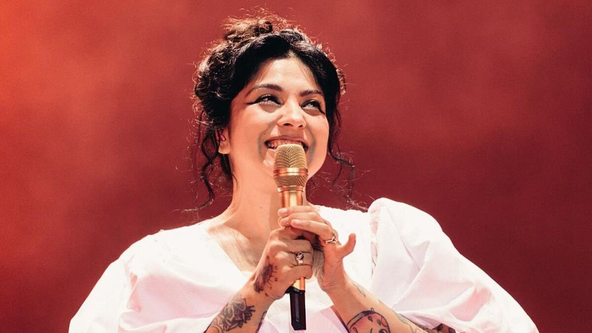 Mon Laferte, además de su talento, destaca por su irreverencia artística y ser una mujer poco convencional.