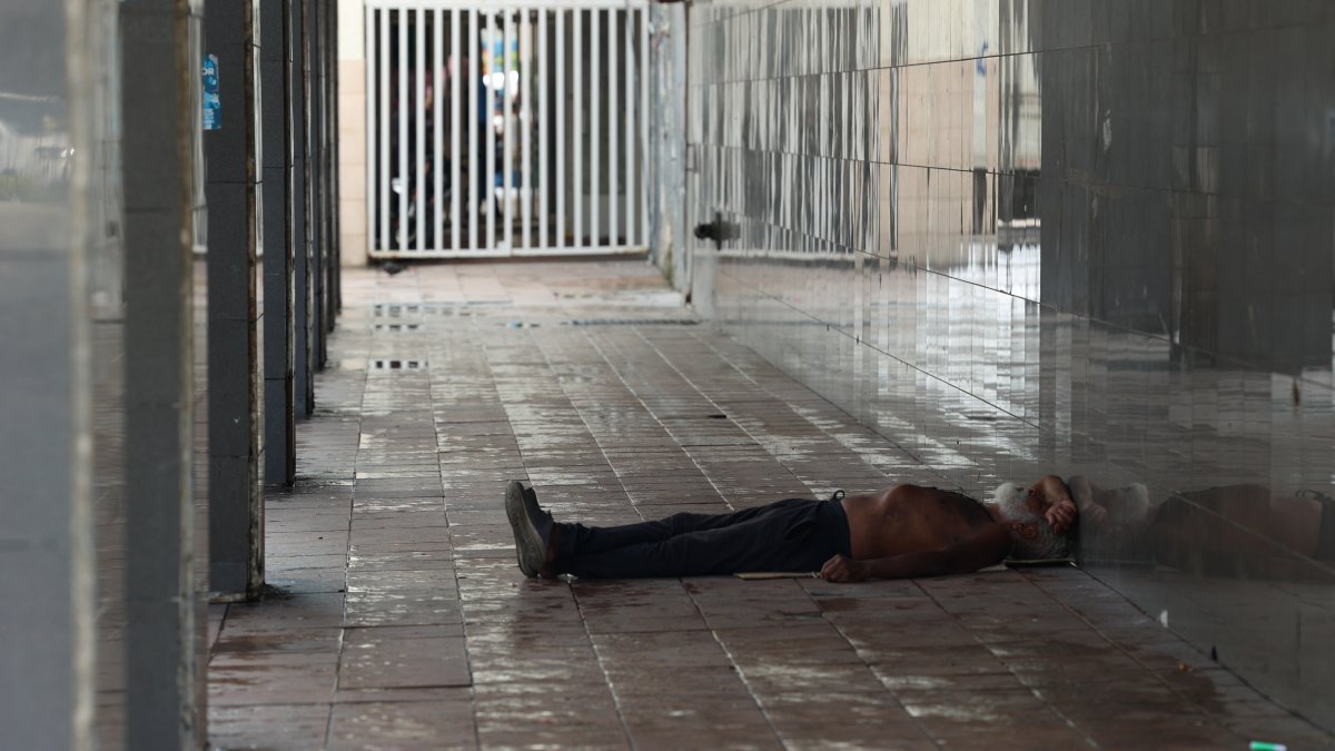 En las calles Olmedo y Chimborazo, un ciudadano descansa en la acera sobre restos de orina.