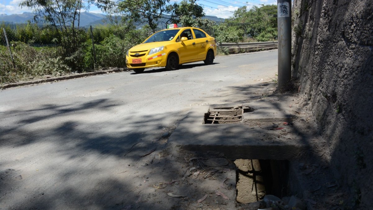 Baches y agujeros marcan este tramo de la Gaspar de Carvajal, en Tumbaco. Moradores piden que se repare la capa asfáltica en la totalidad de esta transitada vía.