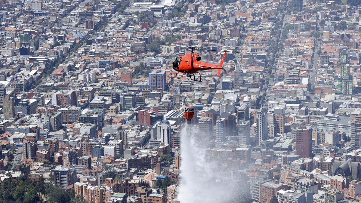 Un helicóptero participa en labores de extinción de los incendios en los cerros orientales de Bogotá (Colombia).