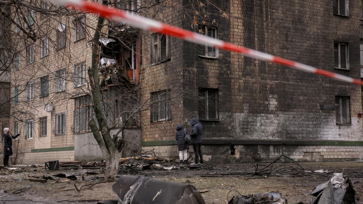 Kiev. Dos personas recorren sector atacado ayer por fuerzas rusas.