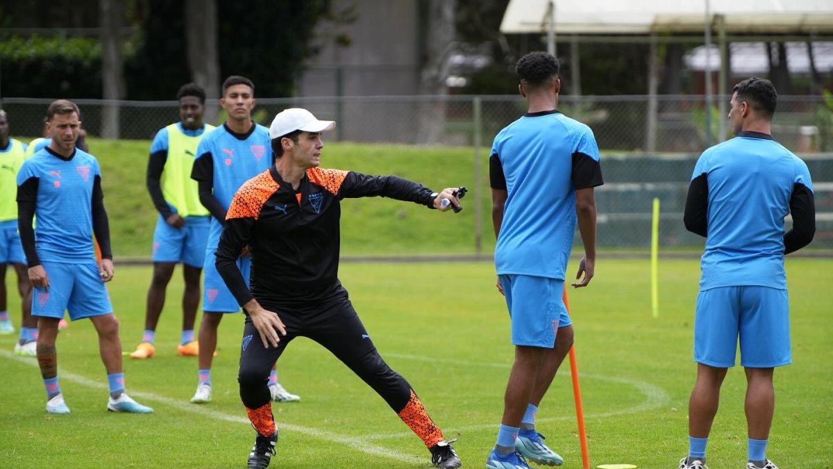 El DT español Josep Alcácer busca plasmar su idea de juego en Liga de Quito.