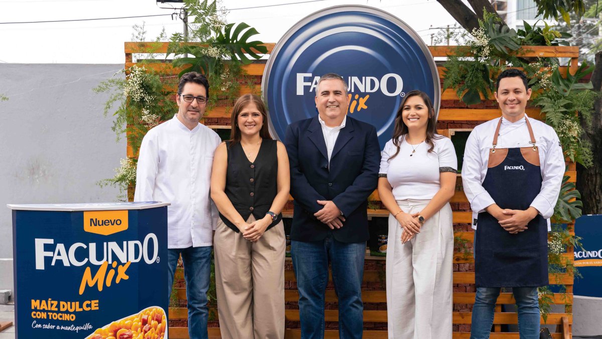 Chef Santiago Granda, director de La Escuela de los Chefs; Ma. Fernanda Torres, Gerente de Marketing y Trade Facundo; Rodrigo Dueñas, Gerente General Facundo; Miriam Coello, Jefa del canal B2B Facundo y César Rivas, Chef de Facundo