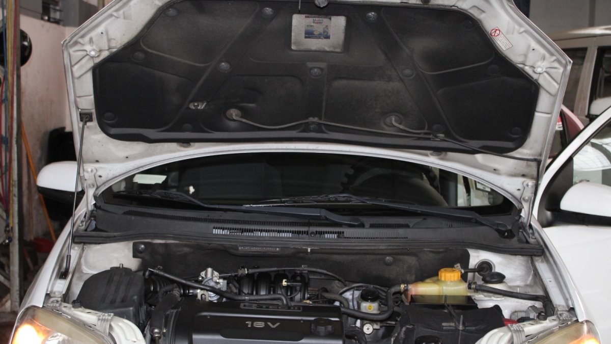 En cuanto observe la subida de temperatura parquee su carro y abra el capó. Espere 15 minutos y vuelva a encenderlo.