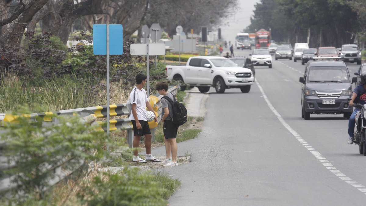 Veredas. El lado norte de la vía a la costa no cuenta con aceras ni bordillos para que las personas puedan caminar. Tampoco con ciclovías.