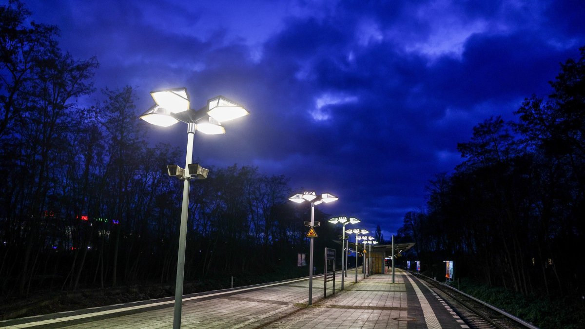 Andén vacío de la estación Lichterfelde East, antes del inicio de la huelga del Sindicato Alemán de Conductores de Trenes (GDL), Berlín, Alemania, 23 de enero de 2024.