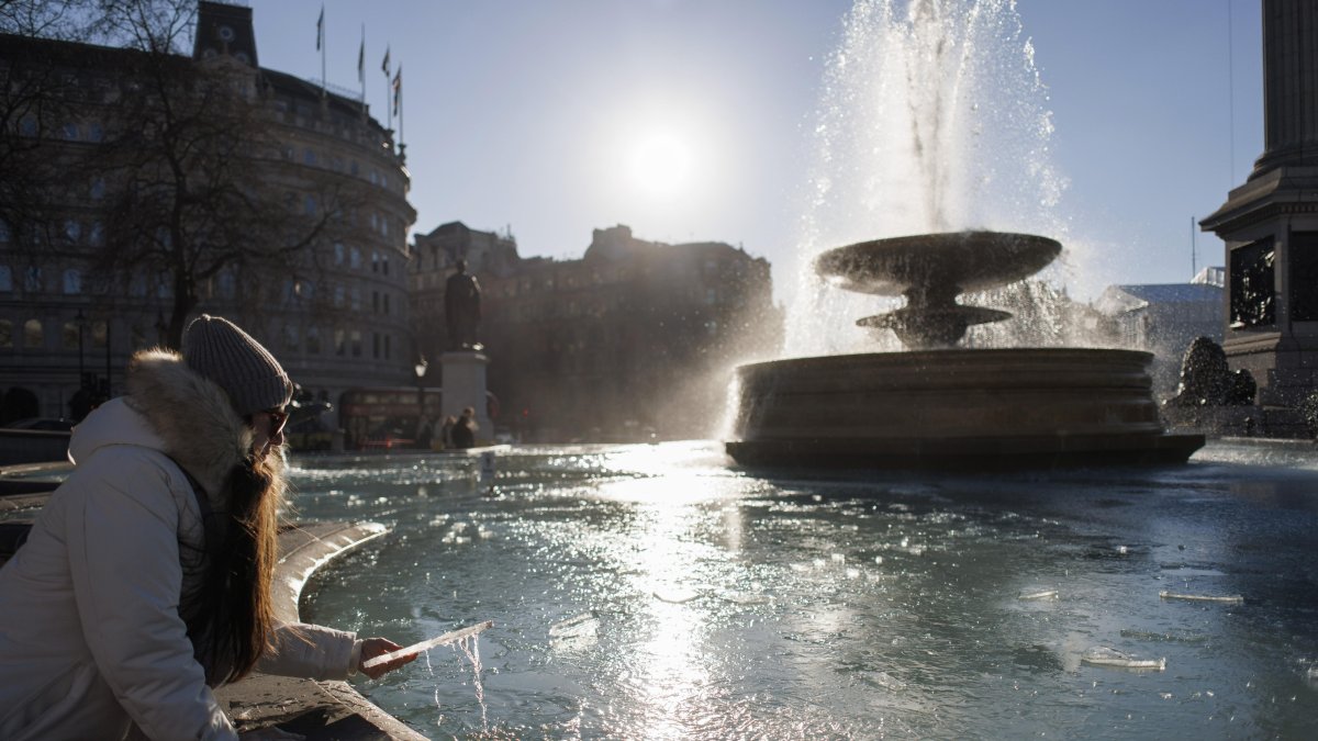 Fuente helada en Trafalgar Square, en Londres.