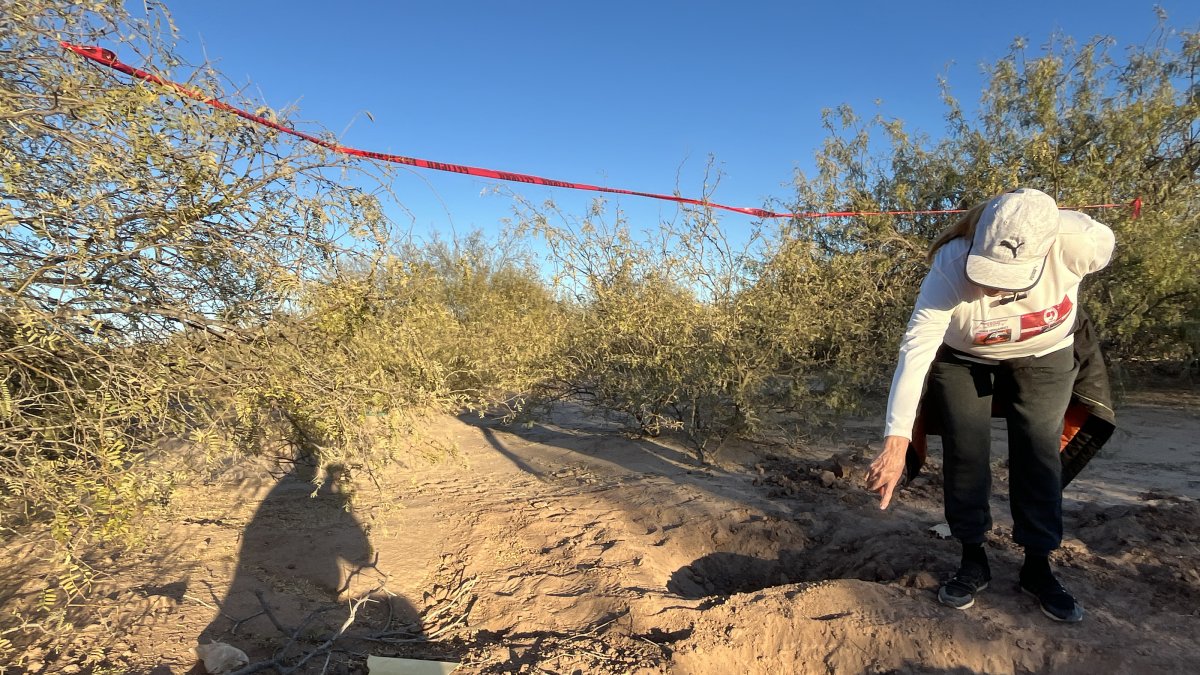 Una integrante del colectivo Madres Buscadoras recorre una zona rural en busca de pistas de personas desaparecidas.