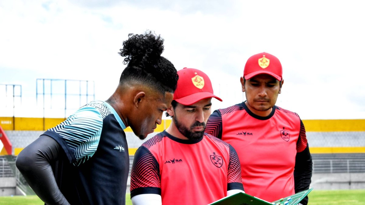 El entrenador Gerardo Espinoza (c) dialoga con sus pupilos sobre el estilo de juego.