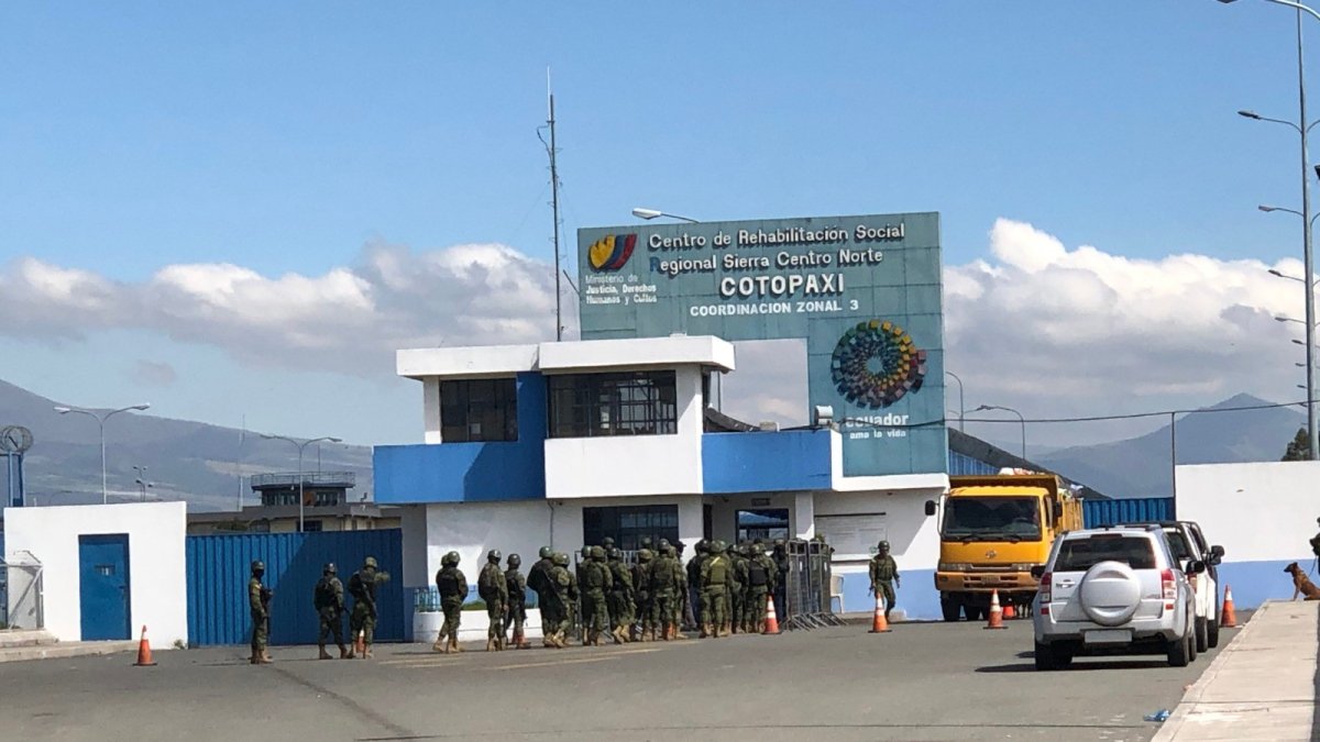 Ambiente. Miembros de las Fuerzas Armadas en los exteriores del centro carcelario.