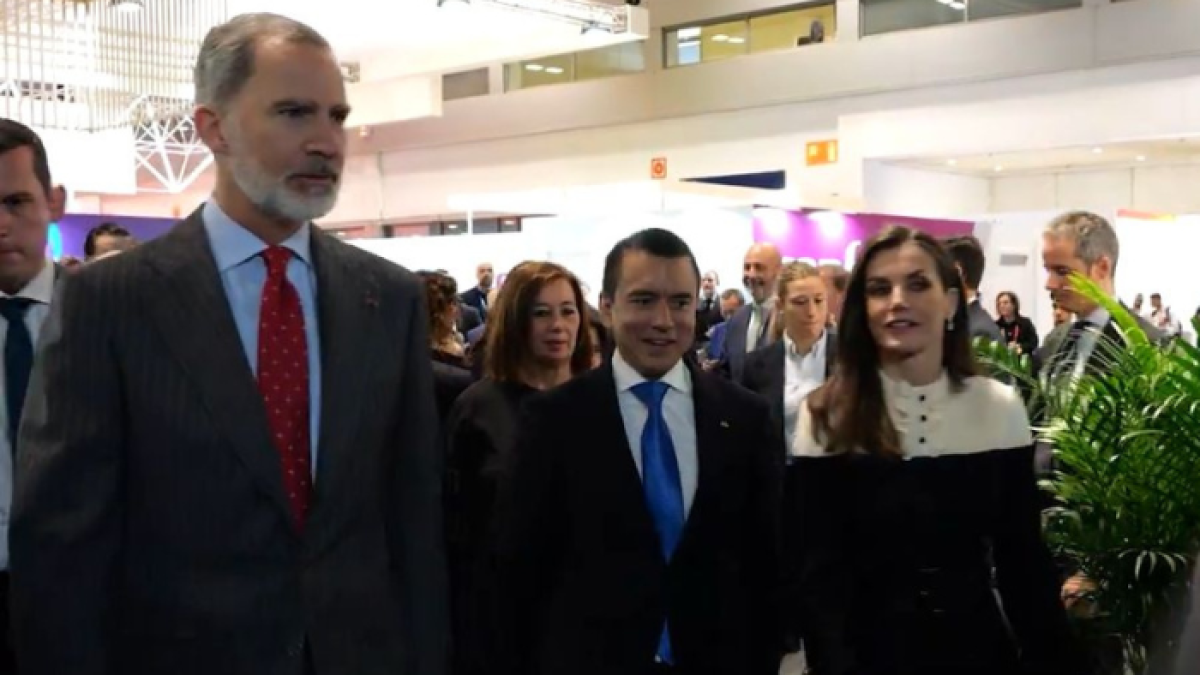 El presidente Daniel Noboa (centro), junto a los reyes de España.