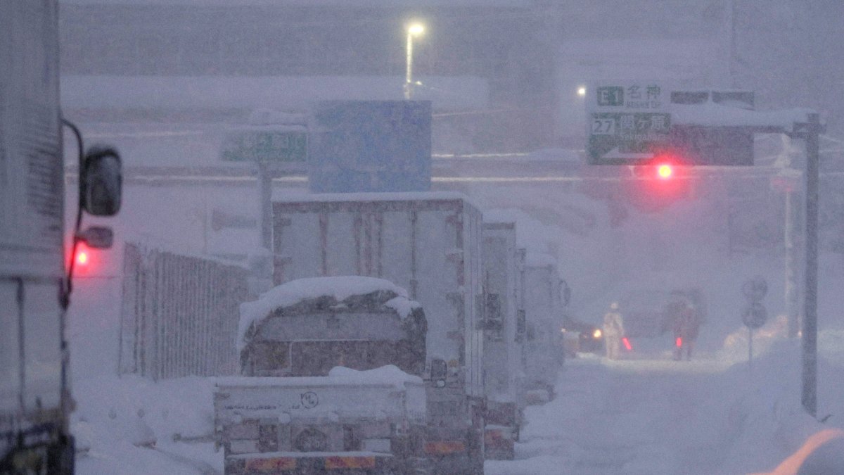 Las fuertes nevadas paralizan el tráfico en Ogaki, Prefectura de Gifu, Japón central, 24 de enero de 2024.