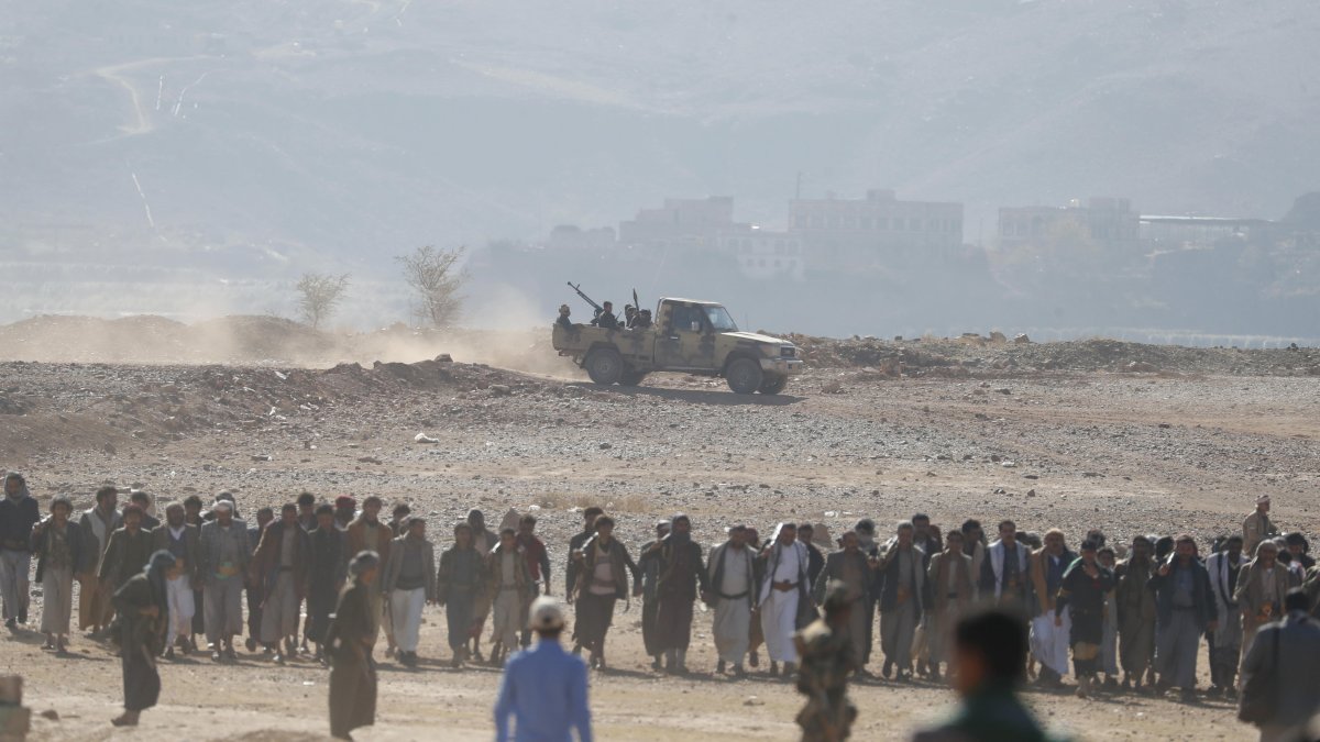 Miembros de tribus leales a los hutíes asisten a una reunión para miembros recién reclutados del ejército popular al final de un entrenamiento militar, en las afueras de Saná, Yemen.