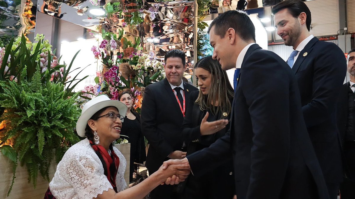 Visita. El presidente durante su llegada al stand de Ecuador, en España.
